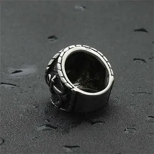 Anello ancora retrò da uomo in acciaio inossidabile con rilievo punk su fondo scuro