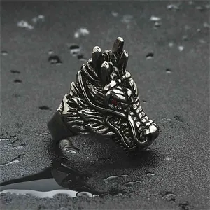 Dettaglio anello drago vintage in acciaio con scaglie e occhi in zircone rosso