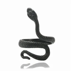 Détail d'une bague serpent noire en acier titane avec des écailles de style punk