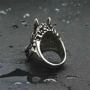 Dettaglio macro dell'anello a testa di drago in acciaio inox stile retrò punk