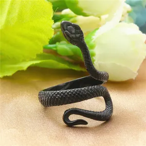 Macro d'une bague serpent noire mate avec texture d'écailles détaillée et style punk