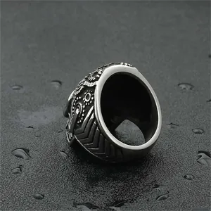 Vintage Punk Totenkopf Ring aus Edelstahl mit industriellen Reliefmustern für Herren