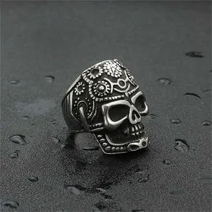 Vintage-Totenkopfring aus Edelstahl mit gotischen Zahnrad- und Blumengravuren in Silber-Schwarz