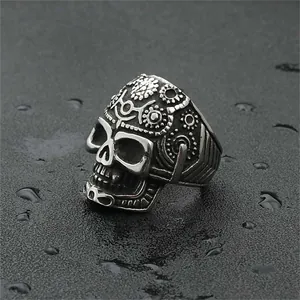 Vintage Punk Totenkopfring aus Edelstahl mit Steampunk-Gravur auf dunklem Hintergrund