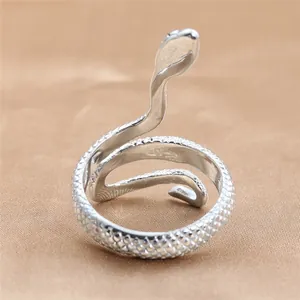 Bague serpent punk en acier inoxydable avec écailles détaillées sur soie marron