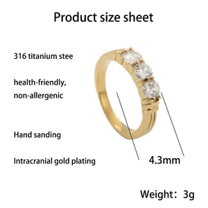 Anillo de acero inoxidable bañado en oro con tres piedras de circonita redondas