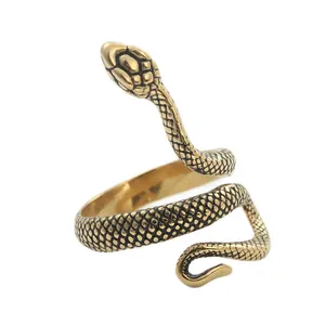 Détail d'une bague serpent en acier doré montrant les écailles et la texture punk