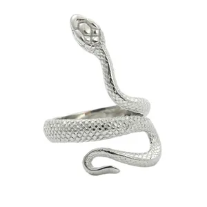 Détail macro d'une bague serpent en acier argenté avec textures d'écailles précises