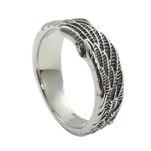 Punk stijl roestvrijstalen vleugel ring met vintage geoxideerde veertextuur op witte achtergrond