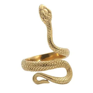 Détail macro de la bague serpent dorée montrant les écailles et la gravure en métal punk