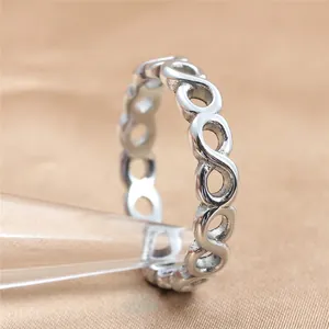 Anello a catena infinito in acciaio inossidabile lucido con design vuoto su tessuto