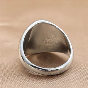Anillo de sello pulido de acero inoxidable para hombre en elegante satén champán