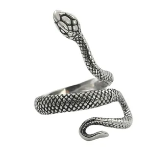 Vue détaillée d'une bague serpent punk avec texture d'écailles réaliste et fini gothique