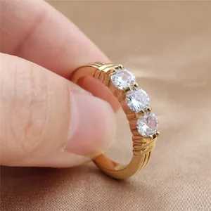 Anillo de acero inoxidable dorado con tres circonitas estilo punk vintage para mujer