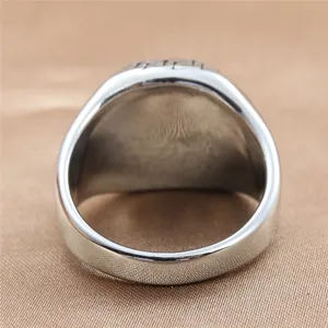 Bague vintage pour hommes en acier inoxydable avec motif grec sur fond de soie dorée