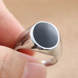 Anillo de sello para hombre en acero inoxidable pulido con incrustación redonda de esmalte