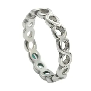 Dettaglio macro dell'anello in acciaio argento con design a catena di simboli infinito