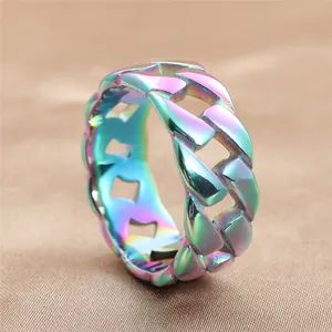 Détail macro de la bague chaîne en acier inoxydable arc-en-ciel sur satin marron