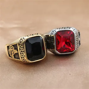 Détail macro de bagues chevalières vintage pour hommes avec pierres noire et rouge