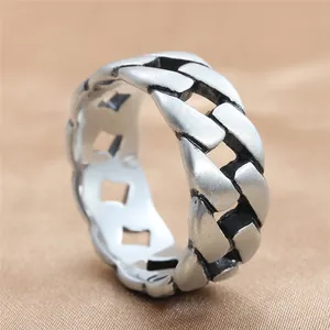 Détail macro d'une bague chaîne à maillons gourmette en acier titane punk