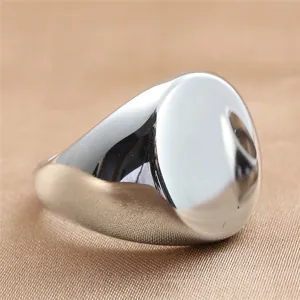 Primer plano del anillo de sello de acero inoxidable pulido con superficie redonda lisa