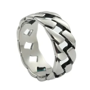 Vue macro d'une bague en acier argenté avec motif de chaîne cubaine évidée au style punk