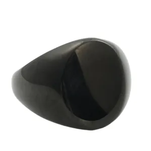 Primer plano de un anillo de sello negro pulido con acabado liso y superficie metálica