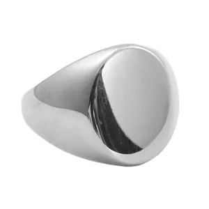 Anillo de sello de acero inoxidable plateado pulido con un diseño plano minimalista