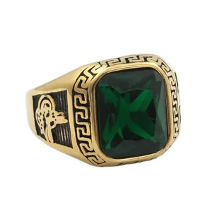 Détail macro d'une bague vintage pour homme avec gemme verte et tête de léopard