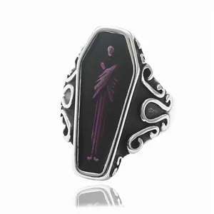 Anillo de ataúd gótico retro de acero inoxidable con calavera morada y detalles grabados