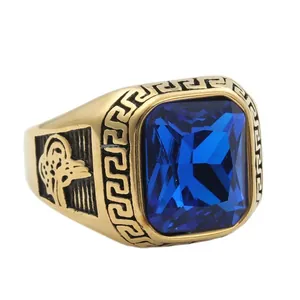 Détail macro de la bague vintage dorée pour homme avec pierre bleue et motifs grecs