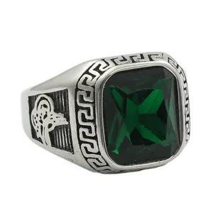 Détail d'une bague vintage en acier avec pierre verte taille émeraude et motif grec