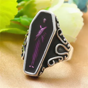 Anillo de ataúd gótico de acero de titanio con diseño de silueta fantasma púrpura