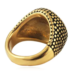 Macro-opname van gouden punkring met zwarte stippenpatroon en gepolijste roestvrijstalen look