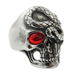 Retro punk ring van titaniumstaal met schedel, slang en rood edelsteen-detail