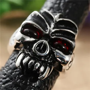 Anillo de calavera punk vintage de acero inoxidable con ojos rojos y colmillos