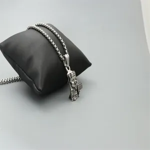 Collier avec pendentif portrait Dieu de la Richesse en argent oxydé pour hommes et femmes
