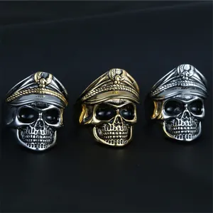 Detailansicht von Punk-Totenkopfringen mit Militärmützen in drei Metallausführungen