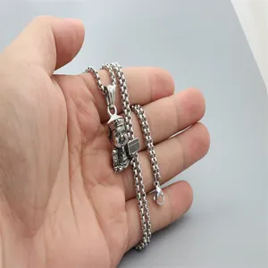Collier avec pendentif Dieu de la Richesse argenté vintage et chaîne à perles