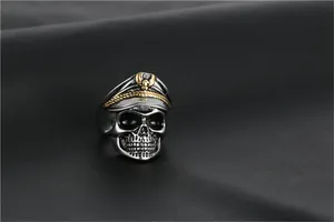 Detailansicht eines Vintage-Totenkopfrings mit Offiziersmütze und goldfarbenen Akzenten