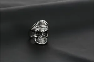 Detailansicht Totenkopfring aus Edelstahl mit Militärmütze auf Lederhintergrund