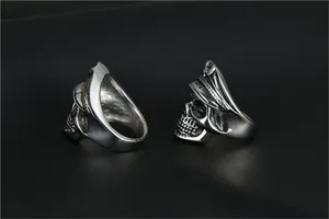 Nahaufnahme von Totenkopf-Ringen aus Titanstahl mit Militärmützen im Punk-Stil
