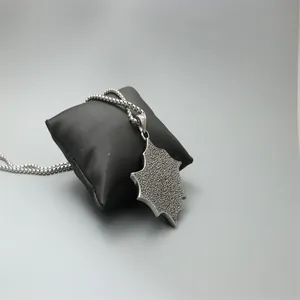Collier avec pendentif toile d'araignée en acier industriel et chaîne à mailles serrées