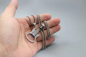Détail macro du pendentif guitare tête de mort argenté avec finition métal antique