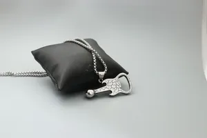 Détail du pendentif crâne guitare avec texture craquelée noire sur chaîne à billes