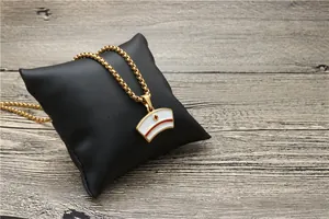 Detail einer goldenen Krankenschwester-Halskette mit rotem Kreuz auf Lederunterlage