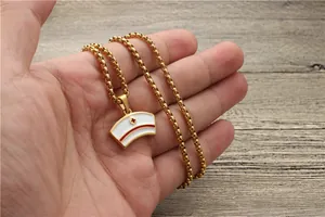Detailaufnahme der Krankenschwester-Haube mit rotem Kreuz an goldener Halskette