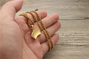 Nahaufnahme des goldenen Edelstahl-Medizinbox-Anhängers mit runder Boxkette in der Hand