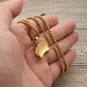 Poliert goldene Medizinkasten-Anhänger Halskette aus Edelstahl im Hand-Größenvergleich