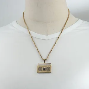 Collar con colgante de radio vintage punk para hombre en acero inoxidable dorado pulido